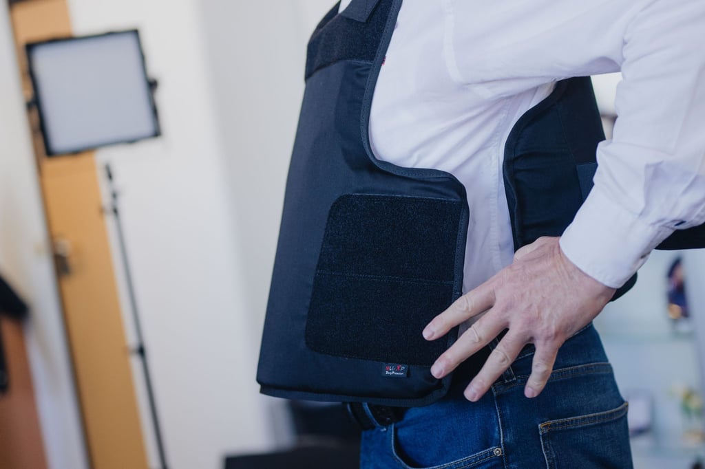 In Sachsen-Anhalt müssen Gerichtsvollzieher seit April vergangenen Jahres Schutzwesten tragen. (Symbolbild)