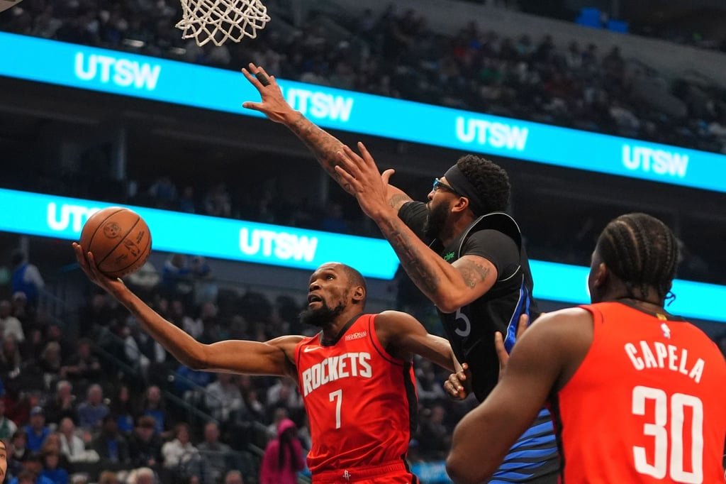 Anthony Davis (m.) setzte sich mit den Dallas Mavericks gegen die Houston Rockets um Kevin Durant (li.) durch.