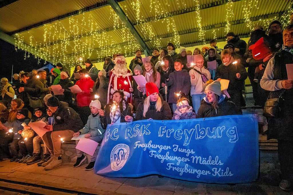 Mit der zweiten Auflage des Weihnachtssingens ließ der FC RSK Freyburg nach dem 2:0-Erfolg seiner Landesklasse-Mannschaft am Samstagabend im Jahnsportpark die Hinrunde besinnlich ausklingen. 