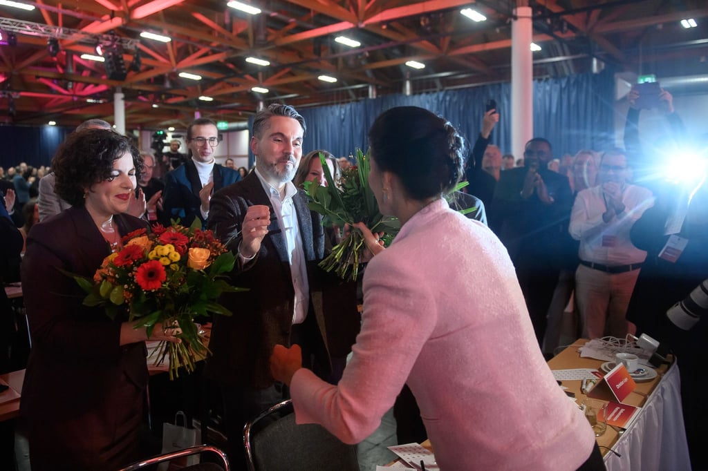 Führungswechsel beim BSW: Sahra Wagenknecht gibt den Vorsitz ab, Amira Mohamed Ali und Fabio De Masi sind gewählt.