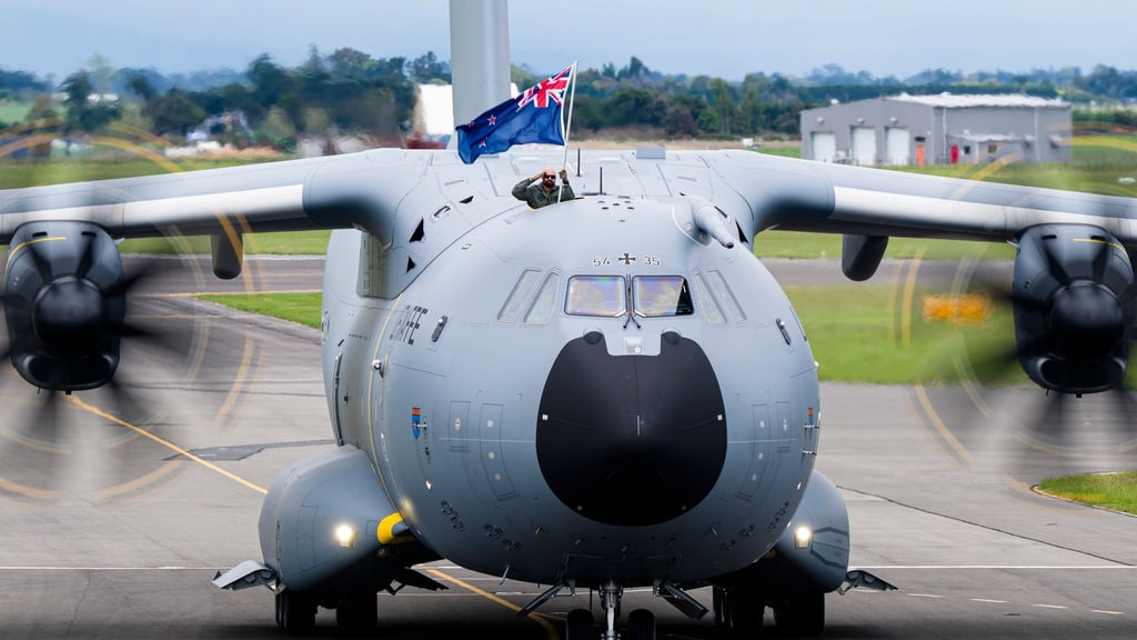 Ein Soldat der Luftwaffe zeigt bei der Landung die neuseeländische Flagge. (Handout)