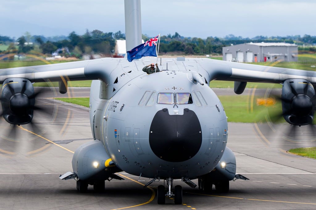 Ein Soldat der Luftwaffe zeigt bei der Landung die neuseeländische Flagge. (Handout)