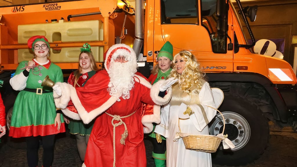 Der Weihnachtsmann fuhr in diesem Jahr mit dem Räumfahrzeug des Bauhofs vor und wurde vom Engel und den Weihnachtselfen auf den Weihnachtsmarkt begleitet.