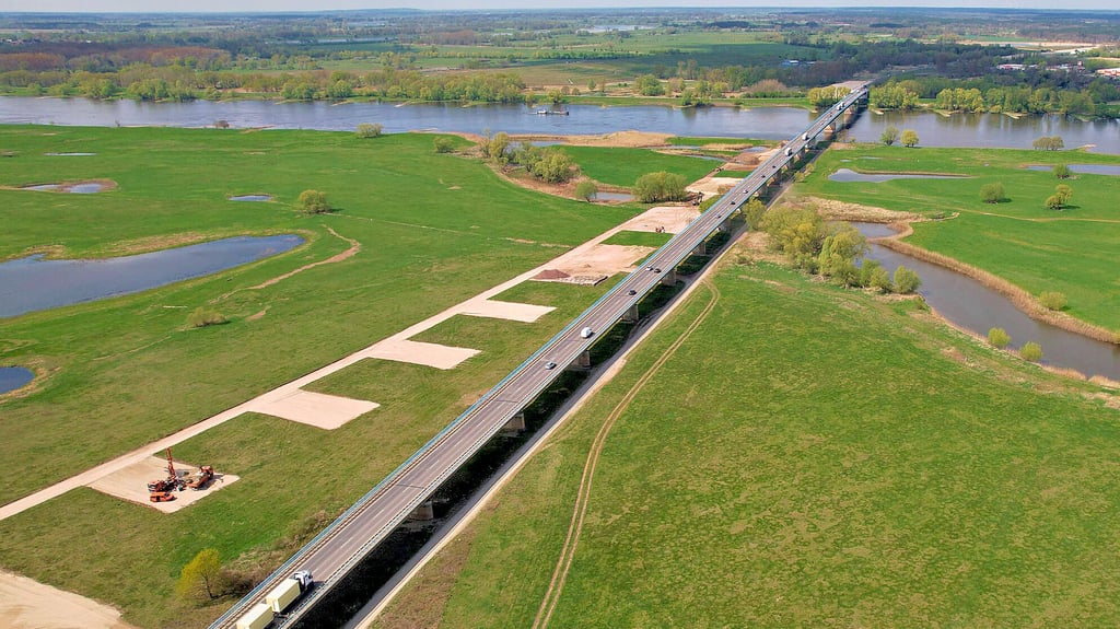 Blick auf die Brücke der Bundesstraße 189 über die Elbe Richtung Wittenberge. Daneben die Baustelle der neuen A14-Brücke. Das Bundesverkehrsministerium hat das Geld für die A14-Abschnitte von Osterburg bis Karstädt freigegeben.