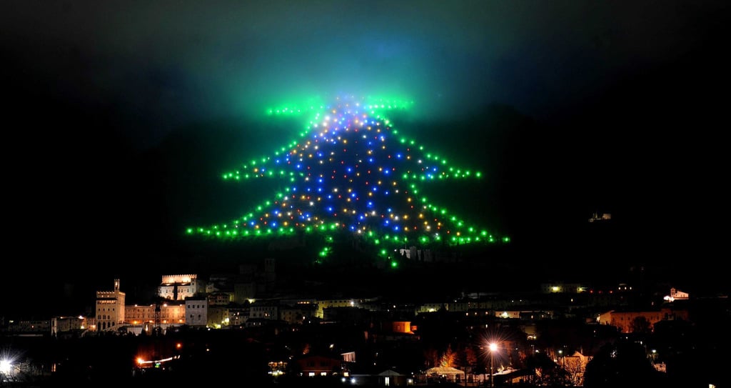 Der Baum so groß wie ein Berg: Eine 750 Meter hohe Lichtinstallation mit Hunderten Leuchtpunkten erstrahlt im Dezember 2009 am Berghang im italienischen Gubbio. (Archivbild)