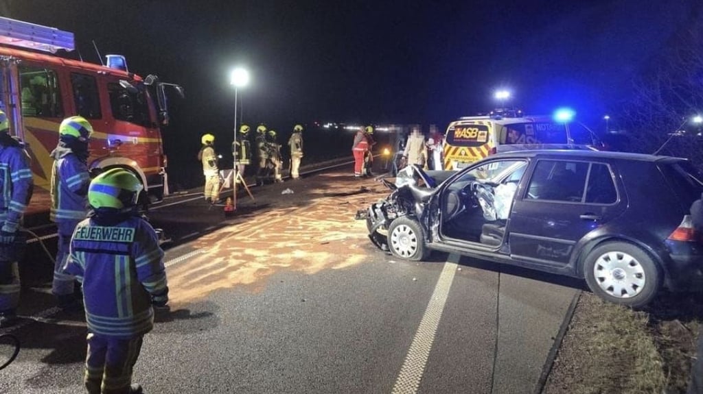 Bei einem Unfall auf der B189 wurde ein Autofahrer schwer verletzt.