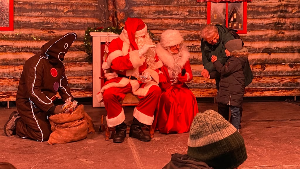 Beim Weihnachtsmarkt in Parey freuen sich vor allem die Kinder über den Besuch vom Weihnachtsmann.