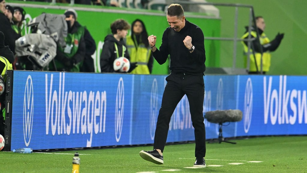 Jubel über das Ende des Heimfluchs: Wolfsburgs Trainer Daniel Bauer.