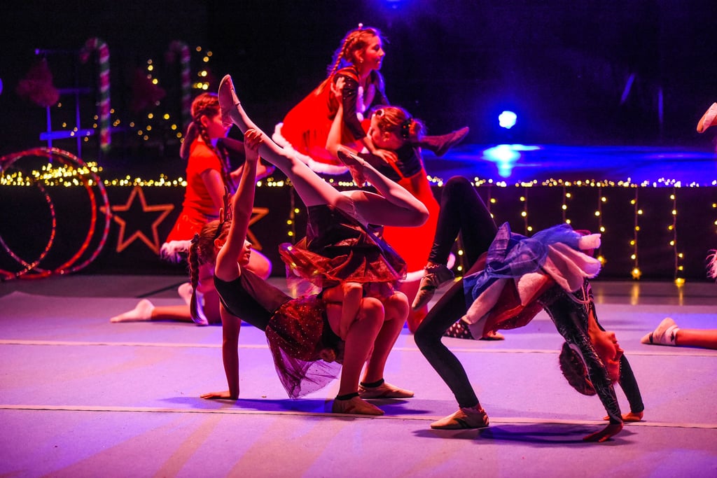 Die TSG Gymnasium Querfurt präsentierte zahlreiche Turnübungen in verschiedenen weihnachtlichen Kostümen.