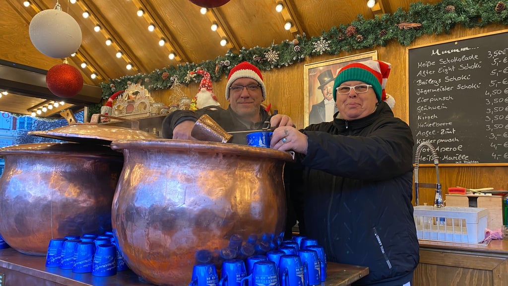Oli Trenka und Angela Stein schenken Glühwein auf dem Sternenmarkt aus.