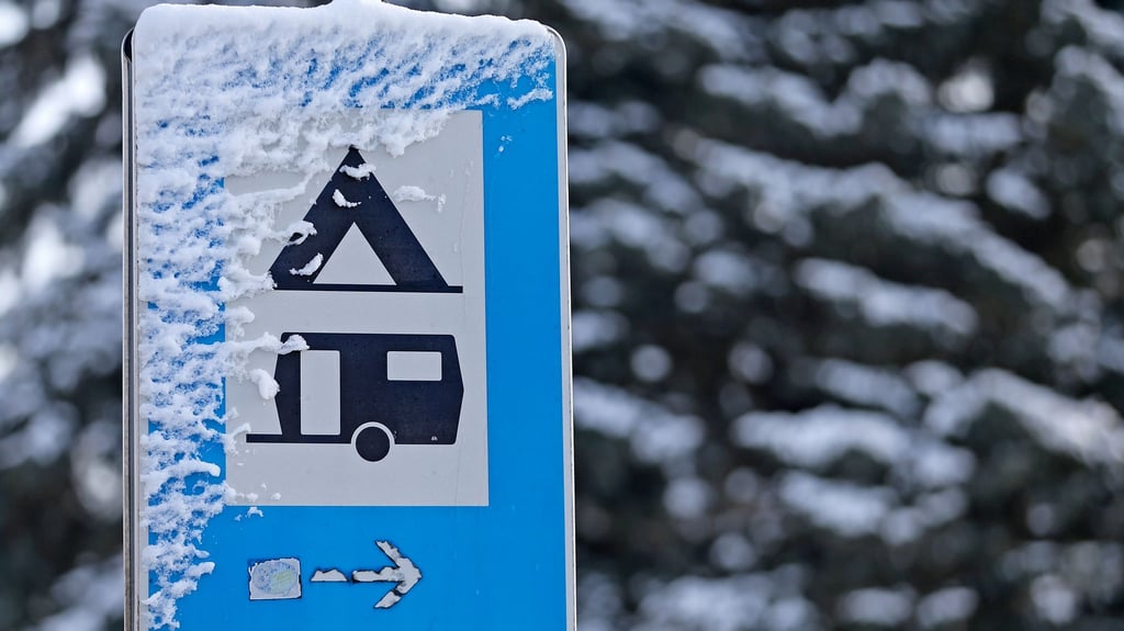Ein verschneites Verkehrsschild weist Besuchern den Weg Richtung Campingplatz.