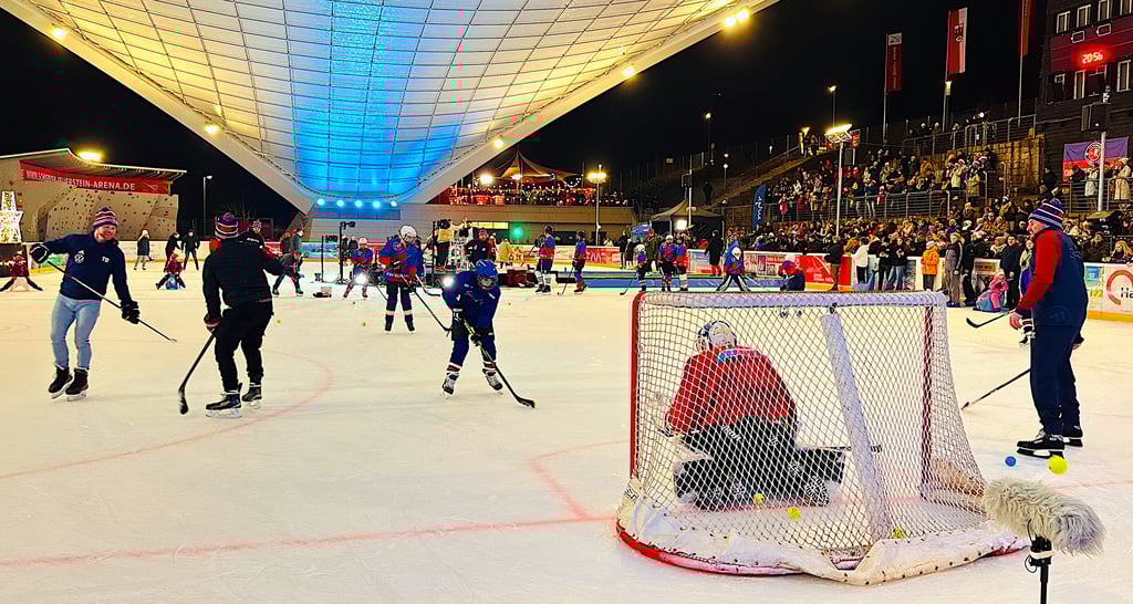 Das Harzdorf Schierke wird zum TV-Star: In der Feuerstein-Arena hat der MDR die Live-Sendung „Hol' Dir Deine Show“ gedreht - mit vielen Zuschauern und unter anderem auch mit den Kinder und Jugendlichen vom Eishockeyverein Schierke.