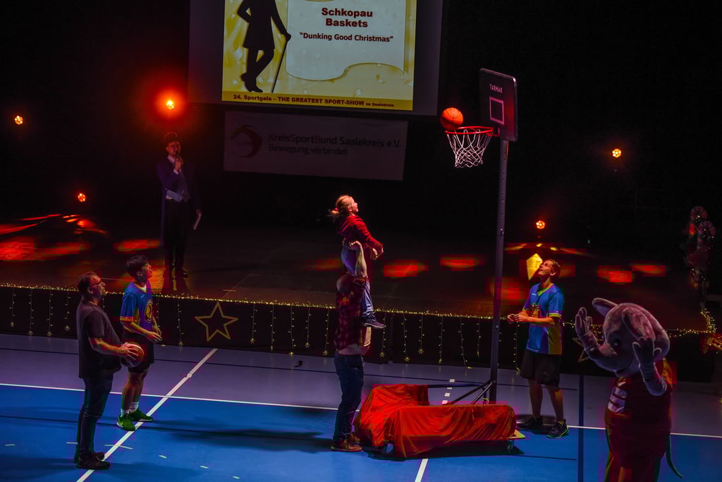 Mit etwas Hilfe gelang einem Mädchen aus dem Publikum der Volltreffer. Die Schkopau Baskets zeigten wie es geht.