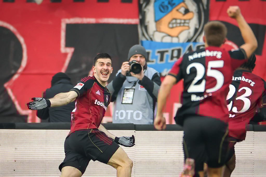 Luka Lotschoschwili (l) bejubelt sein erstes Tor für Nürnberg.