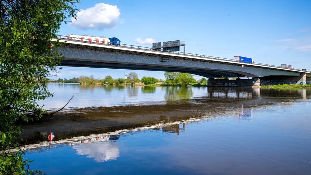 Auf der Weserbrücke der A1 bei Bremen verliert ein Sattelzug seinen Auflieger. (Archivbild)