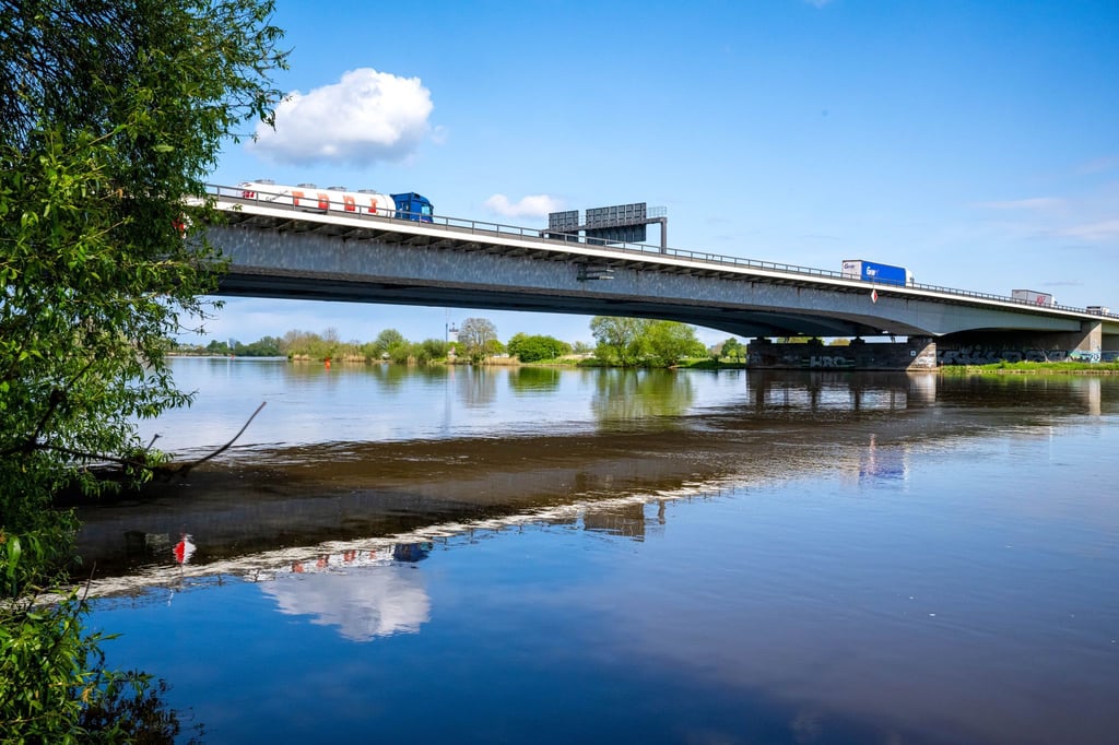 Auf der Weserbrücke der A1 bei Bremen verliert ein Sattelzug seinen Auflieger. (Archivbild)