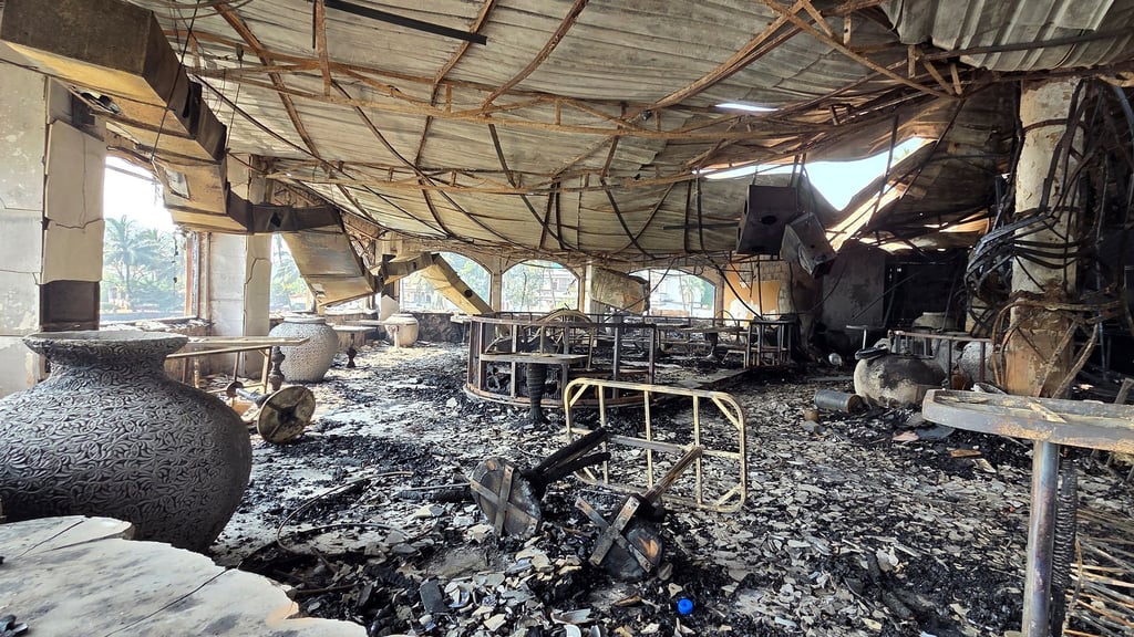 Die verkohlten Innenräume eines Nachtclubs, der am frühen Sonntag in Brand geraten war, sind in Arpora, Goa, zu sehen. (Foto aktuell)