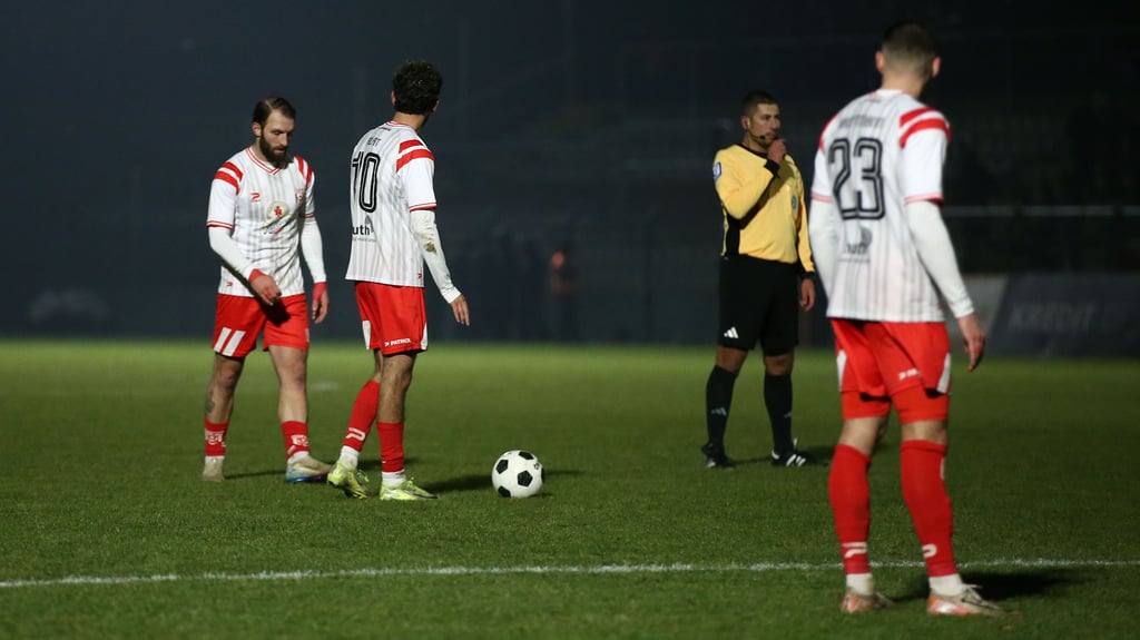 Eine seiner zwei Chancen in Berlin hatte Fatlum Elezi (l.) per Freistoß. BFC-Keeper Nicolas Ortegel parierte. 