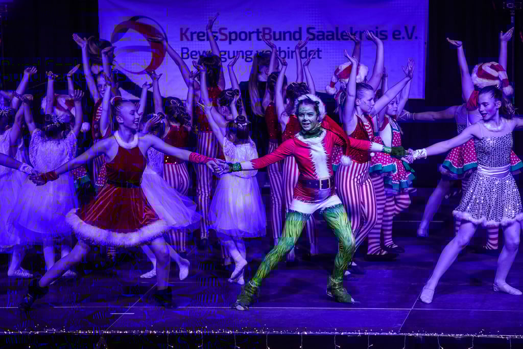 Die Tänzerinnen vom SV Großgräfendorf hatten den Grinch im Schlepptau und präsentierten eine „Schöne Bescherung“.