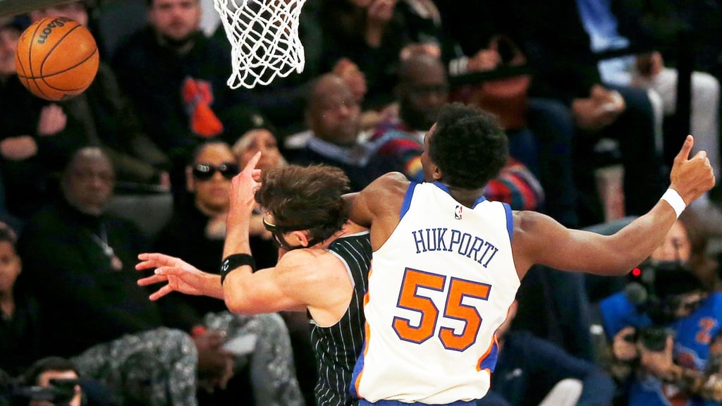 NBA-Star Franz Wagner (links) wird von seinem deutschen Landsmann und Gegenspieler Ariel Hukporti folgenschwer gefoult.