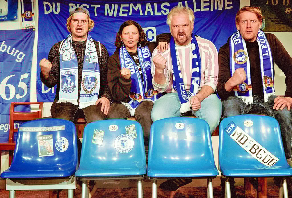 Originalsitze aus dem Stadion als Requisite: Die Kammerspiele Magdeburg in ihrer Inszenierung „Einmal immer“. Heute Abend ist Premiere.
