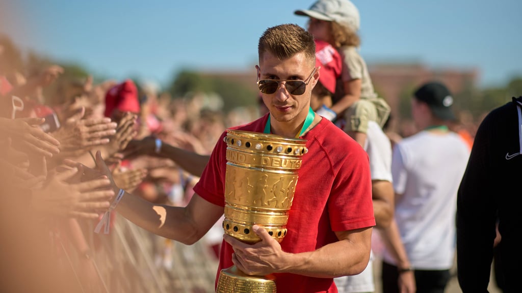Baby im Arm: RB Leipzigs DFB-Pokal-Experte Willi Orban.