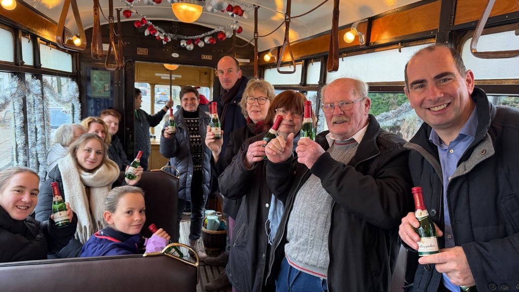 Auf den Jubilar! Rolf-Dieter Roggisch (2. von rechts) wurde am 1. Dezember 1955 in der Straßenbahn in Magdeburg geboren. Seine Familie schenkte ihm zum 70. Geburtstag eine Fahrt mit der historischen Bahn.