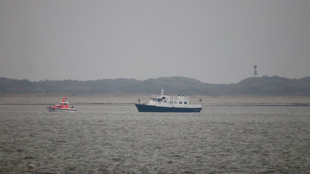 Seenotretter haben Passagiere eines festgefahrenen Beerdigungsschiffes vor Juist geborgen und auf das Festland gebracht.