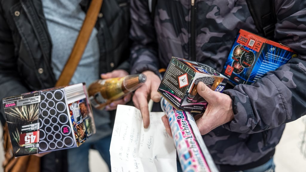 Der Umgang mit Feuerwerk ist nicht ungefährlich. (Symbolbild)