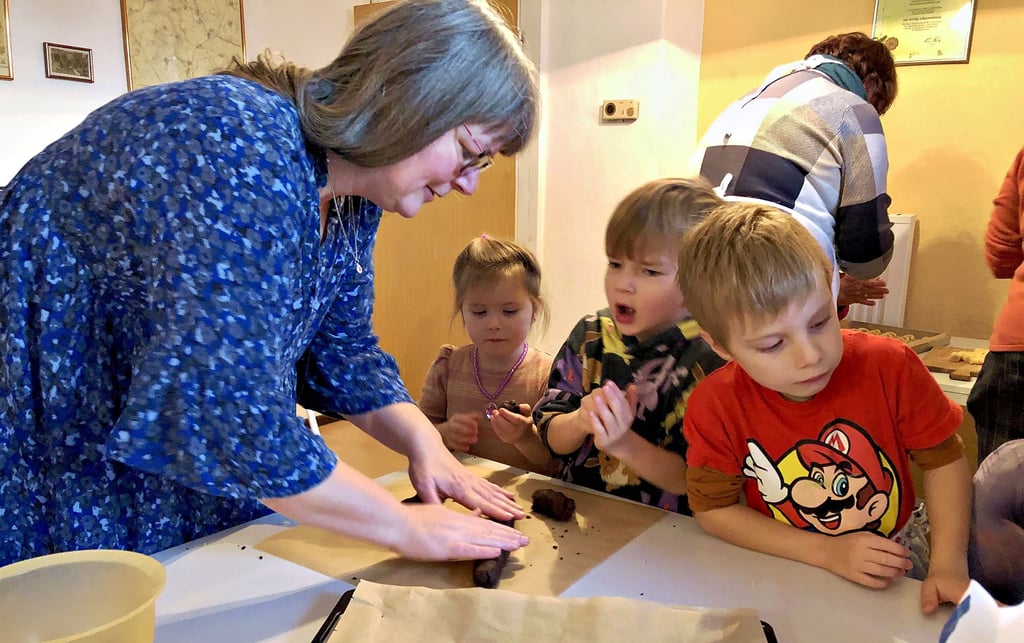 Um Doreen Granzow haben sich vor allem die kleinen Kinder versammelt, so dass gemeins Plätzchen geformt werden.  