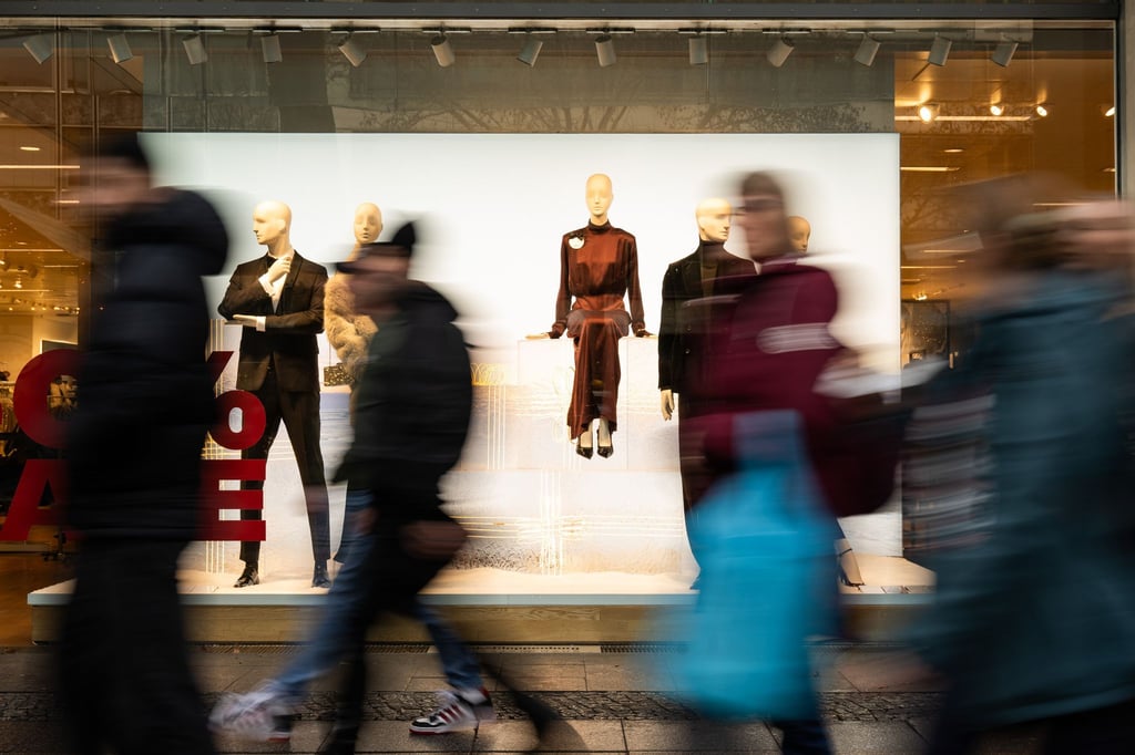 Viele Menschen zog es am ersten verkaufsoffenen Sonntag in der Adventszeit in die Innenstädte Berlins und einiger Brandenburger Städte.