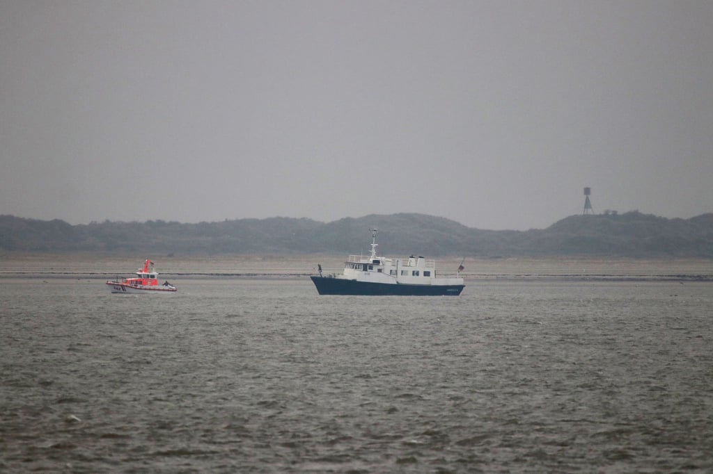 Seenotretter haben Passagiere eines festgefahrenen Beerdigungsschiffes vor Juist geborgen und auf das Festland gebracht.