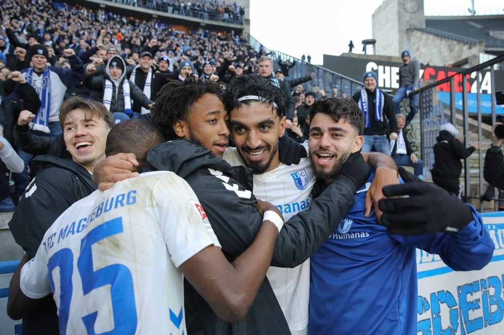 Nach einem kurzen Schreck konnte FCM-Torschütze Rayan Ghrieb (Mitte) wieder lachen.