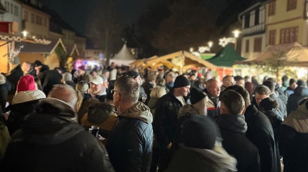 So  voll war der  Weihnachtsmarkt in Sangerhausen am späten Freitagabend.