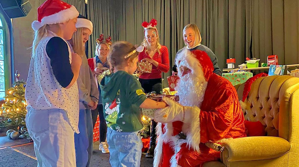 Geschenke für 99 Kinder: Für das Weihnachtswichteln hatten sie zuvor Wunschzettel geschrieben.  