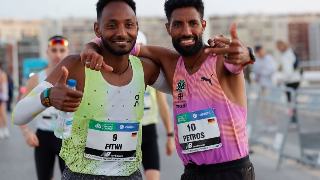 Amanal Petros (r) nahm Samuel Fitwi (l) den deutschen Marathon-Rekord wieder ab.