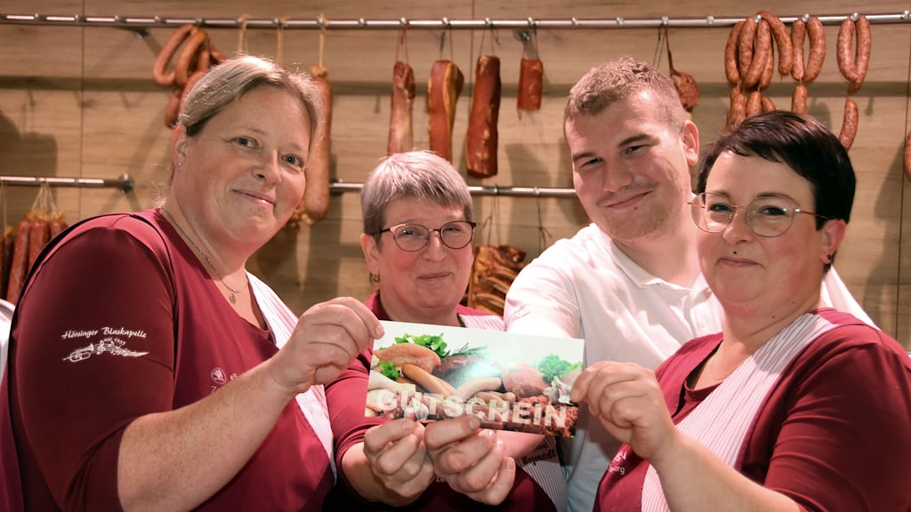 Die Fleischereifachverkäuferinnen Ivonne Behrens (l.), Sieglinde Schulz (2.v.l.) und Melanie Hocke sowie Fleischer Maximilian Fritzsche präsentieren einen der beliebten Weihnachtsgutscheine der Fleischerei Wegenstedt.