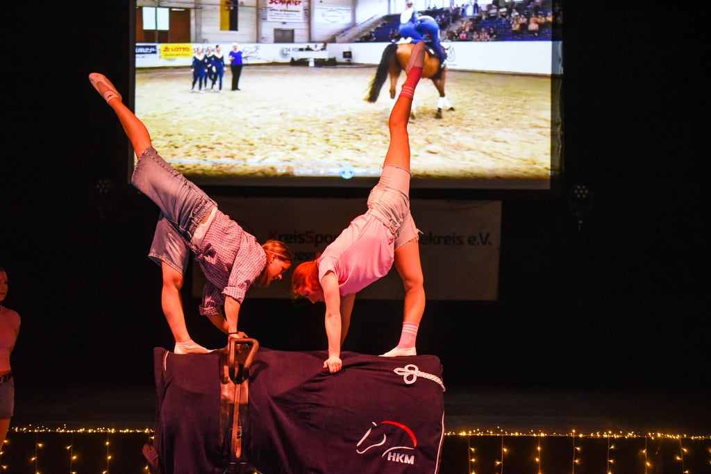 Voltigierkunst zeigten die Sportlerinnen vom Reitverein St. Hubertus aus Mertseburg.