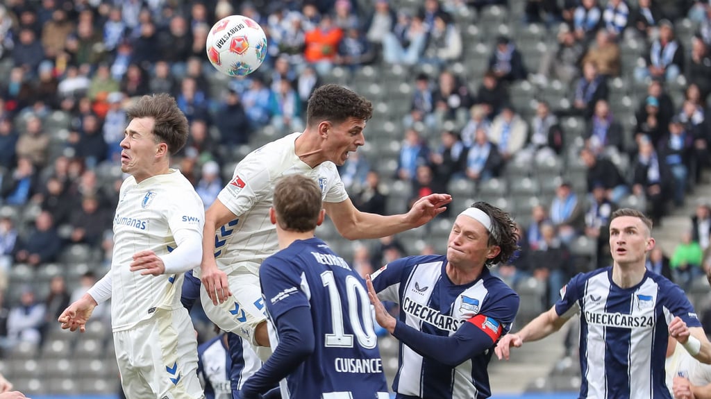Noah Pesch (links) und Tobias Müller hatten mit dem 1. FC Magdeburg bei Hertha BSC alles im Griff.