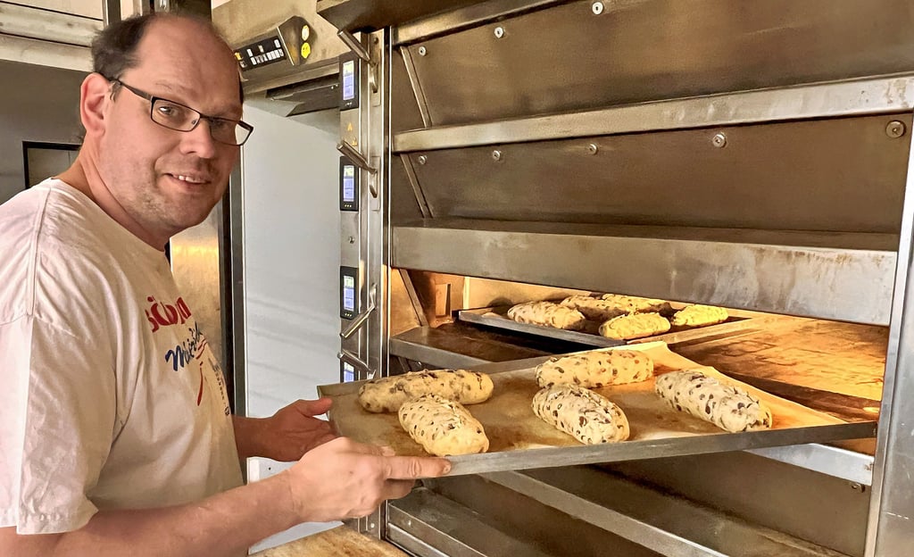 Im Ofen der Bäckerei in Klietz müssen die Stollen je nach Größe mindestens 45 Minuten bei 190 Grad Celsius backen. Je  Blech werden fünf Stollen gebacken. Der vollautomatische Ofen besitzt fünf Etagen und kann selbstständig starten.