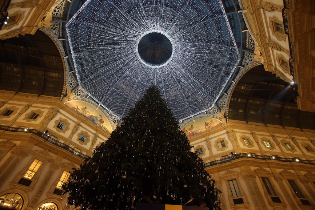 Moderne Inszenierung in Mailands berühmter Einkaufsgalerie: Der Weihnachtsbaum - hier im Dezember 2016 - wird glamourös mit LED-Lichtern beleuchtet und luxuriösen Ornamenten von Marken wie Cartier oder Swarovski verziert. (Archivbild)