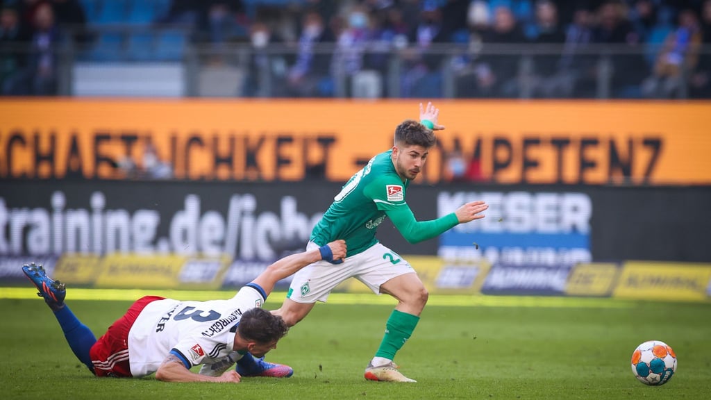 Letztmaliges Duell in der 2. Liga: Bremens Romano Schmid im Kampf um den Ball.