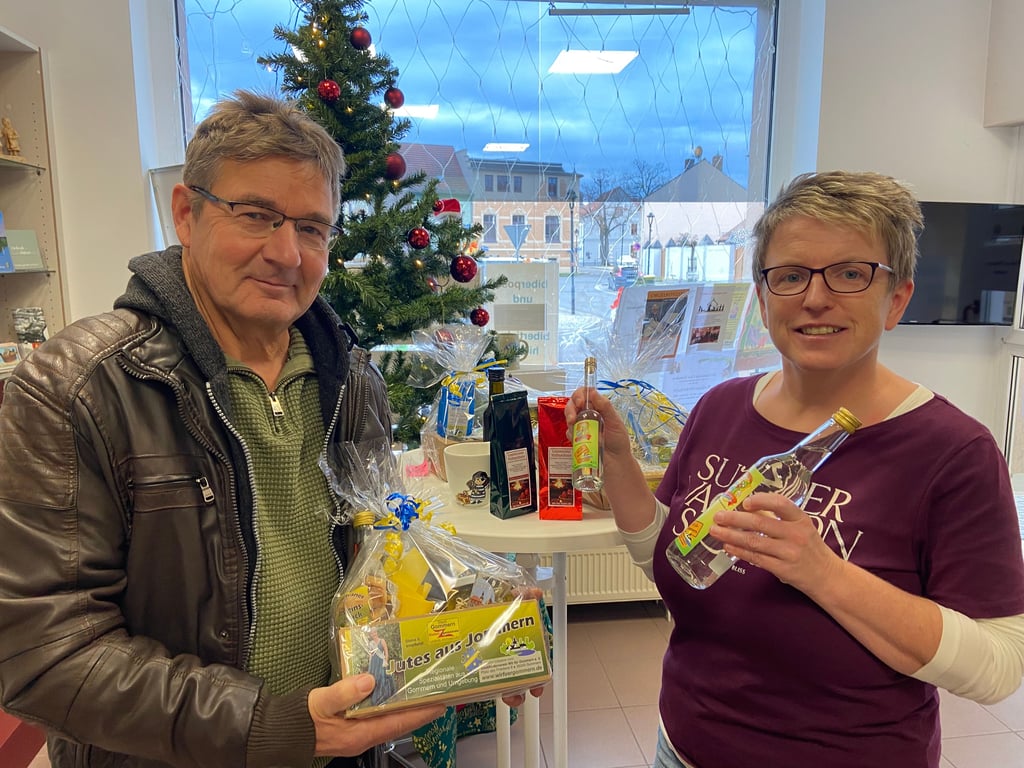 In der Gommeraner Touristinformation gibt es viele tolle regionale Produkte zum Verschenken - wenn man möchte auch schon fertig verpackt. Mitarbeiterin Nicole Albrecht berät gern - hier  Hartmut Bußmann - und packt auch ganz individuelle Pakete. Neu ist derzeit der Gommeraner Wintertee.