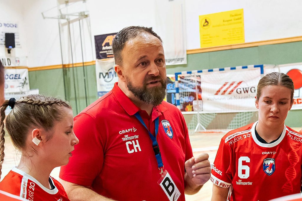 Trainer Christian Hübner, hier bei einer Auszeit in einer früheren Partie, hat die Regionalliga-Handballerinnen des HC Burgenland zur (inoffiziellen) Hinrunden-Meisterschaft geführt. Gegen den MSV Dresden gab am Sonntag in Plotha einen ungefährdeten 36:23-Erfolg.