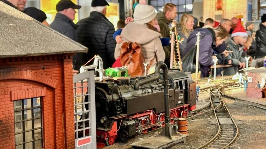 Der Andrang war riesig. Gut 2.000 Besucher wollten die großen und kleinen Schätze in Halles Bahnmuseum noch einmal sehen.