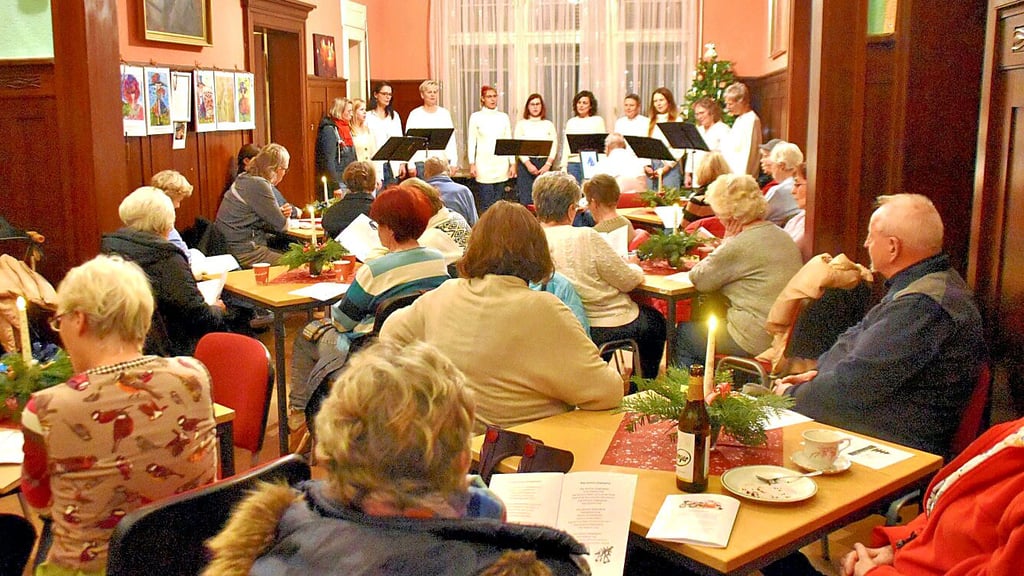Am Abend traten die Sängerinnen des Pretziener Chores „ßwiet ßisters“ in der Fabrikanten-Villa auf.