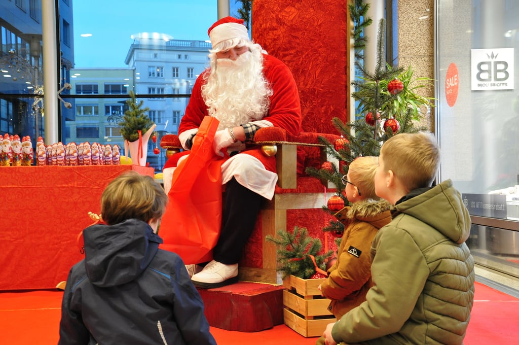 Der Weihnachtsmann hat die Wünsche im Magdeburger City Carré entgegengenommen.