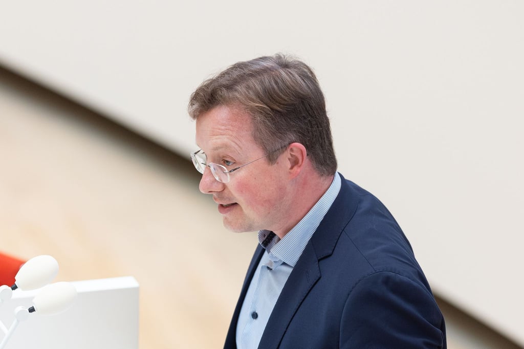 Der Präsident des Landesrechnungshofs Brandenburg, Harald Kümmel, fordert das Land auf, künftig weniger Schulden zu machen. (Archivbild)