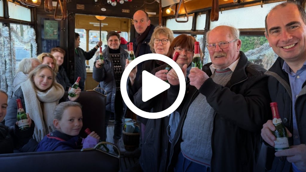 Auf den Jubilar! Rolf-Dieter Roggisch (2. von rechts) wurde am 1. Dezember 1955 in der Straßenbahn in Magdeburg geboren. Seine Familie schenkte ihm zum 70. Geburtstag eine Fahrt mit der historischen Bahn.