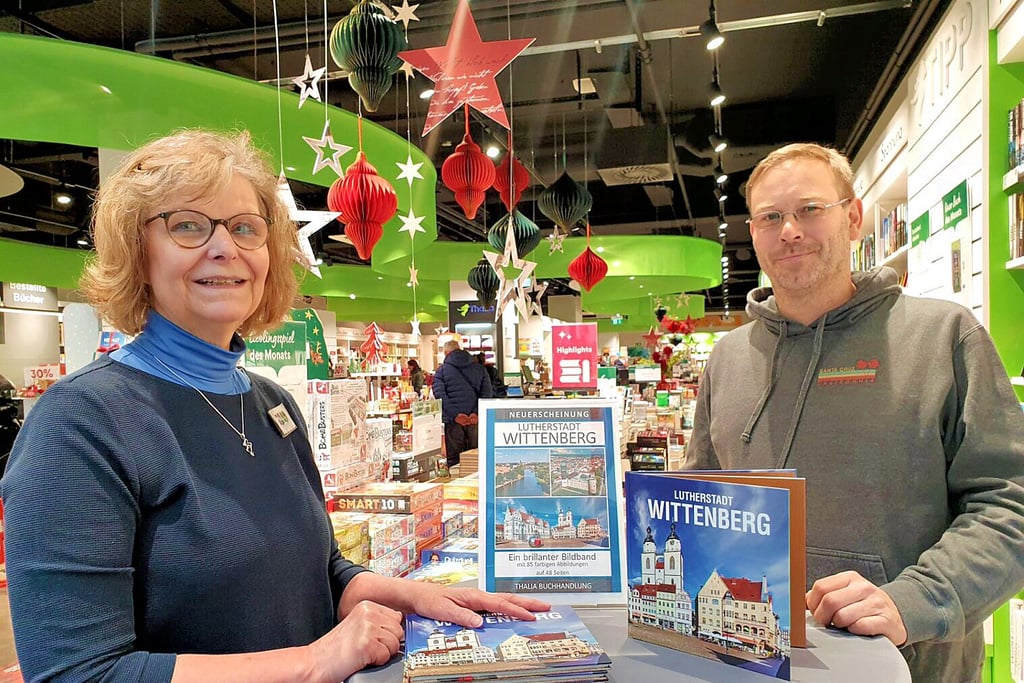 Sven Wieder, hier mit Talia-Filialleiterin Andrea Zschoch,  signiert in der Buchhandlung im Arsenal in Wittenberg seinen Bildband über die Lutherstadt.